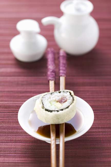 Sushi Maki com atum, pepino e abacate — Fotografia de Stock