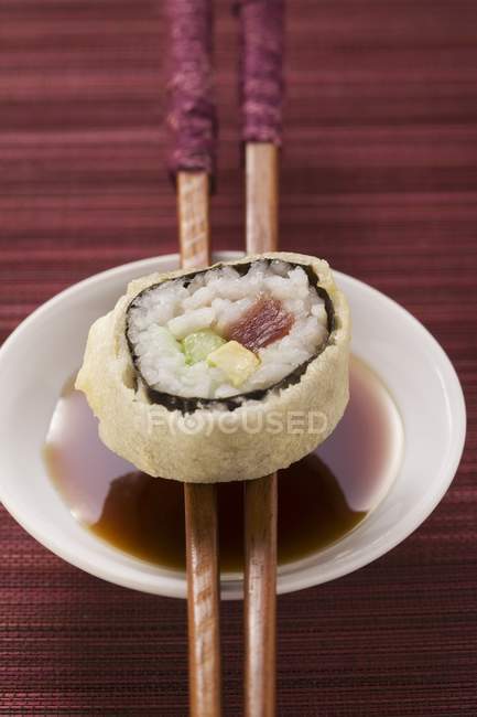 Sushi Maki con atún, pepino y aguacate - foto de stock