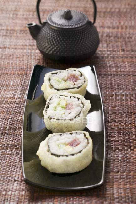 Maki sushi au thon, concombre et avocat — Photo de stock