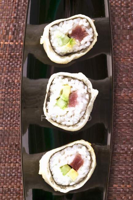 Maki-Sushi mit Thunfisch, Gurke und Avocado — Stockfoto