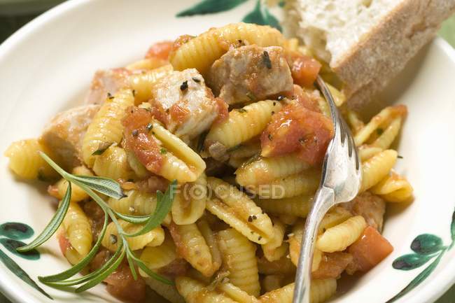 Pasta gnocchi con sugo di carne e pomodoro — Foto stock