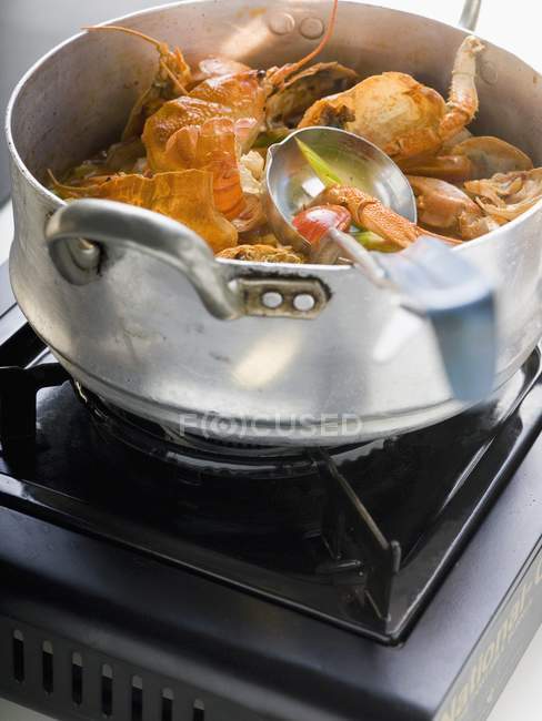 Ragoût d'écrevisses dans une casserole — Photo de stock