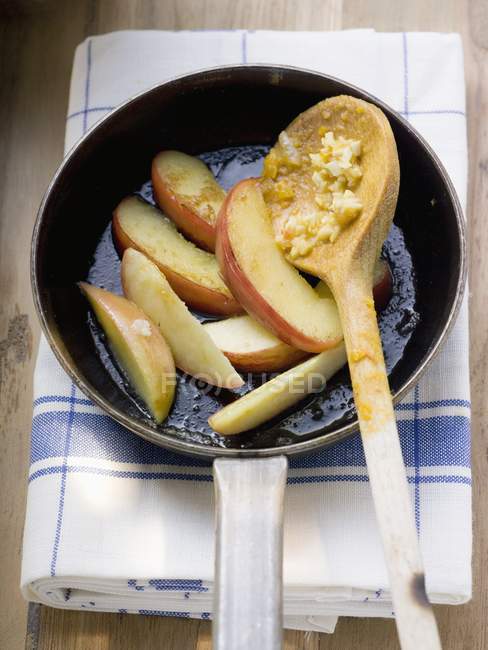 Primo piano vista di cunei di mela fritti in padella — Foto stock