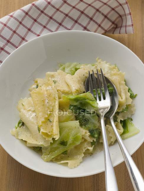 Krautfleckerl piatto di pasta e cavolo — Foto stock