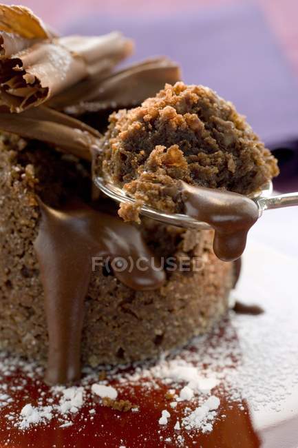 Крупним планом шоколадна суфле, наповнена шоколадним соусом — стокове фото