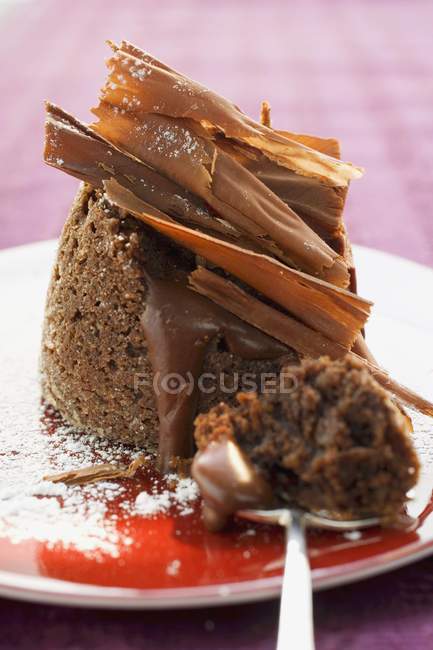 Vista close-up de souffle de chocolate cheio de molho de chocolate — Fotografia de Stock
