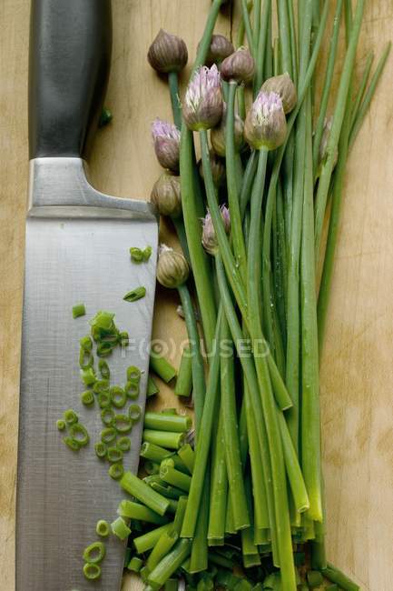 Частково нарізану зелену цибулю свіжі — стокове фото