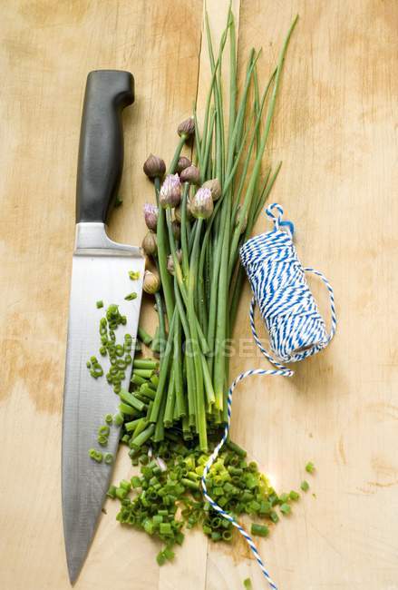 Partly chopped Fresh chives — Stock Photo