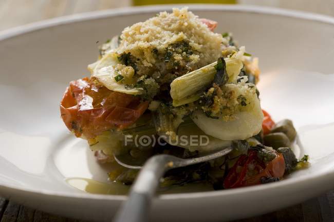 Baked potatoes, tomatoes, leeks and capers — Stock Photo