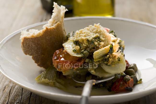 Baked potatoes, tomatoes, leeks and capers — Stock Photo