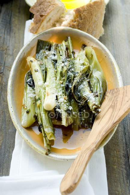 Leeks with grated cheese — Stock Photo