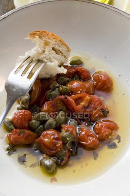 Жареные помидоры с каперсами — стоковое фото