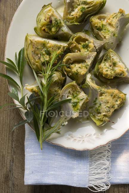 Stuffed artichokes with gratin — Stock Photo