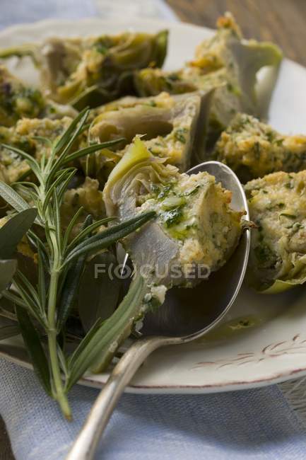 Stuffed artichokes with gratin — Stock Photo
