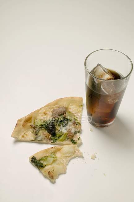 Fatia de pizza com atum — Fotografia de Stock