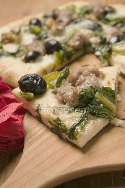 Pizza con tonno e bietola — Foto stock
