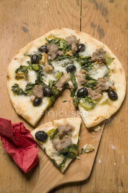Pizza mit Thunfisch und Mangold — Stockfoto