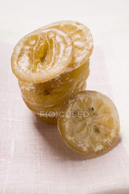 Rodajas de limón enlatadas - foto de stock