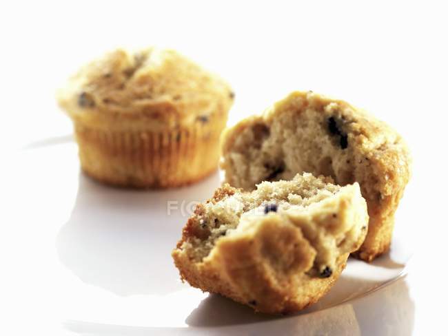 Zwei Muffins mit einem halbierten — Stockfoto