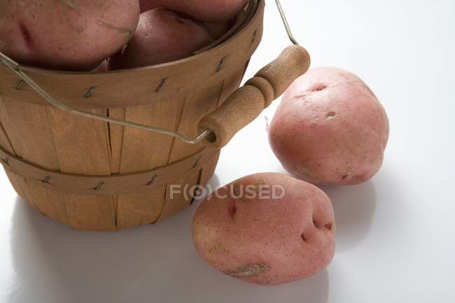 Red potatoes in woodchip basket — Stock Photo
