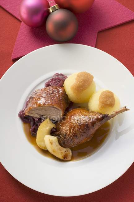 Anatra con cavolo rosso e gnocchi di patate — Foto stock