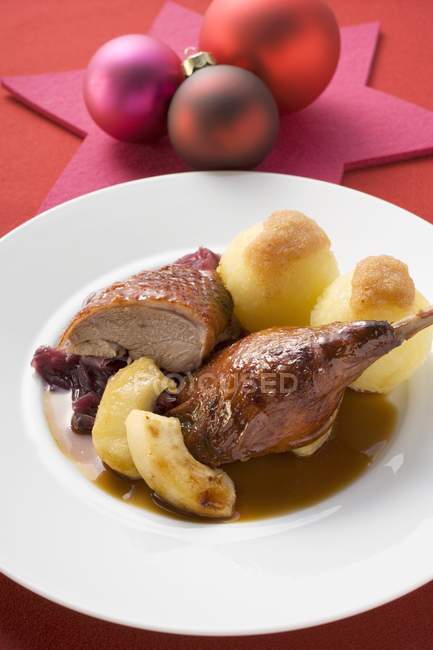 Ente mit Rotkohl und Kartoffelknödel — Stockfoto
