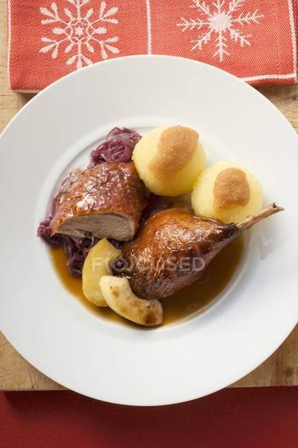 Pato con col roja y albóndigas de patata — Stock Photo