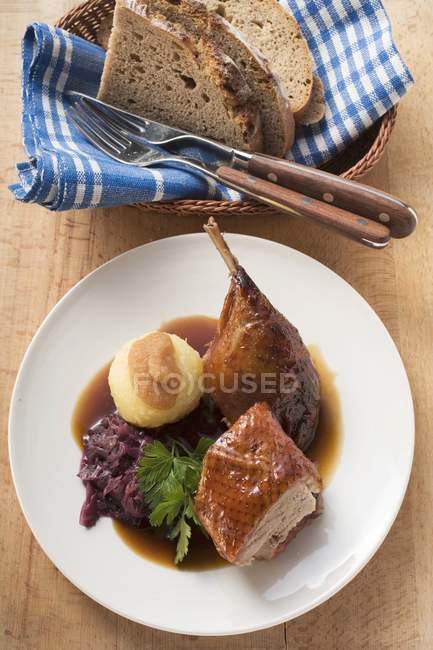 Утка с красной капустой и картофельной клецкой — стоковое фото