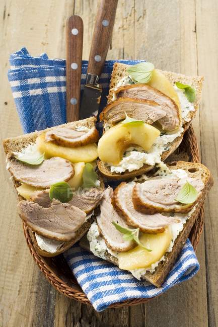 Sandwiches abiertos en cesta - foto de stock