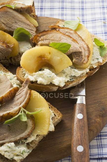 Sandwiches abiertos de pechuga de pato - foto de stock