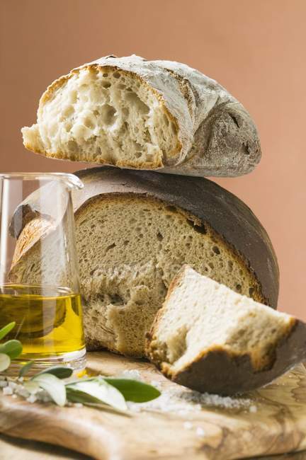 Pão rústico na mesa de madeira — Fotografia de Stock
