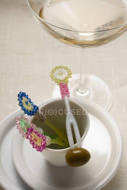 Martini e azeitona verde em garfo de coquetel — Fotografia de Stock