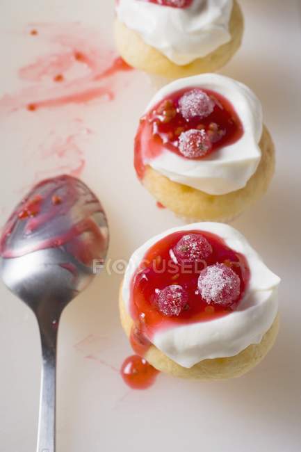Muffins mit Sahne und roten Johannisbeeren — Stockfoto