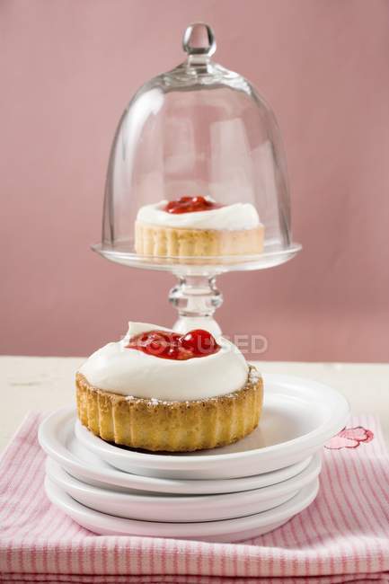 Redcurrant cream tarts — Stock Photo