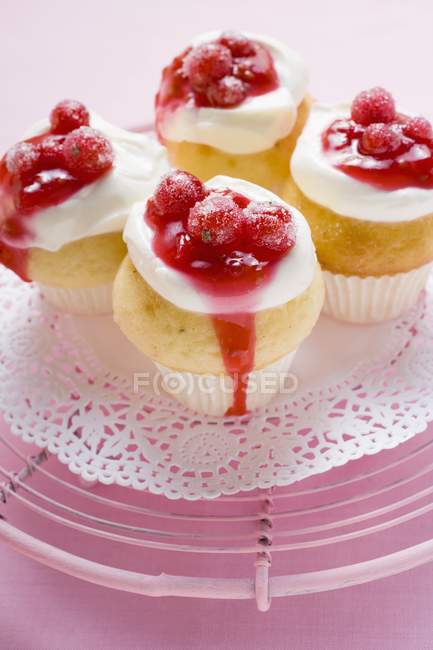 Muffins com nata e groselhas — Fotografia de Stock