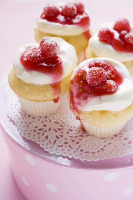 Muffins with cream and redcurrants — Stock Photo