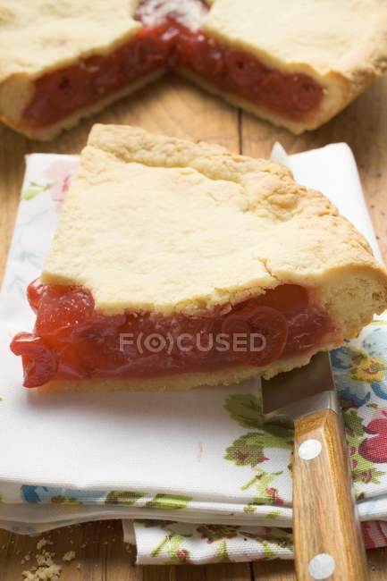 Кусочек вишневого пирога на салфетке — стоковое фото
