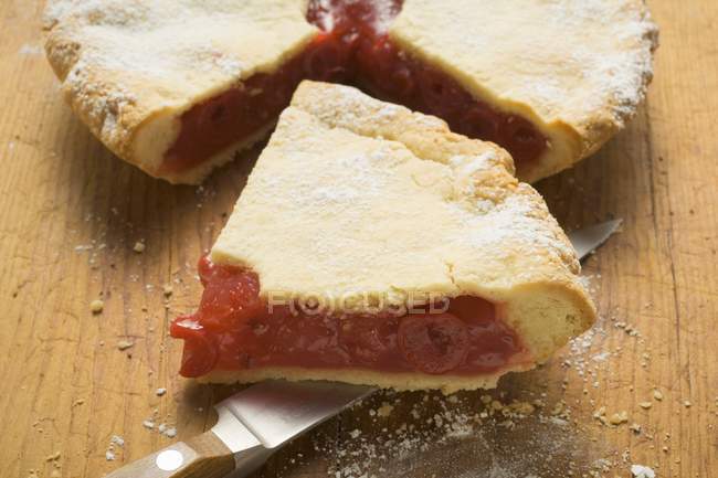 Fetta di torta di ciliegie su coltello — Foto stock