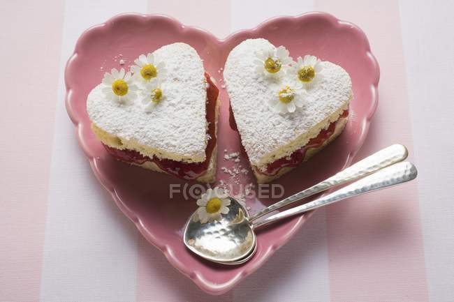 Heart-shaped cakes with jam — Stock Photo