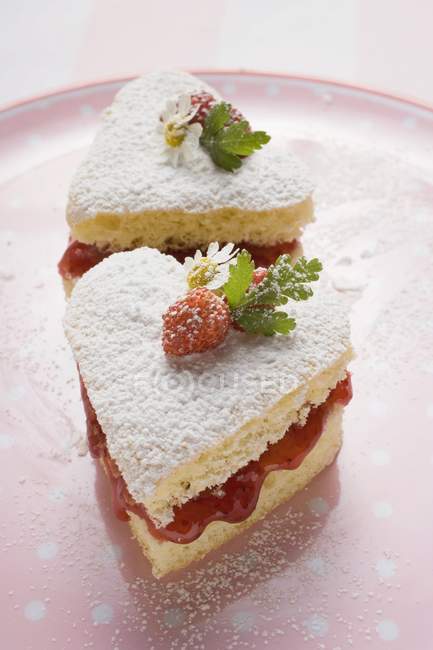 Gâteaux en forme de coeur avec confiture — Photo de stock