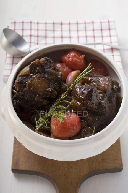 Queue de bœuf braisée aux tomates — Photo de stock
