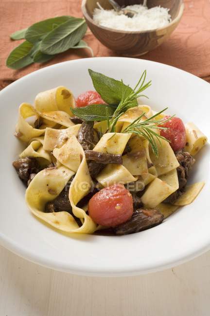Ribbon pasta with braised oxtail and tomatoes — Stock Photo