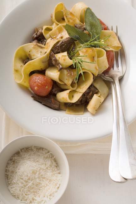 Ribbon pasta with braised oxtail and tomatoes — Stock Photo
