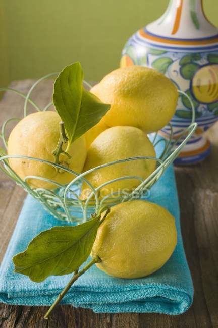 Limões frescos com folhas — Fotografia de Stock