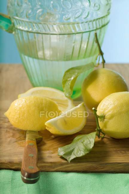 Fresh lemons with leaves — Stock Photo