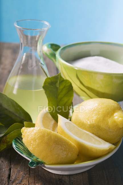 Fresh lemons with lemon juice — Stock Photo