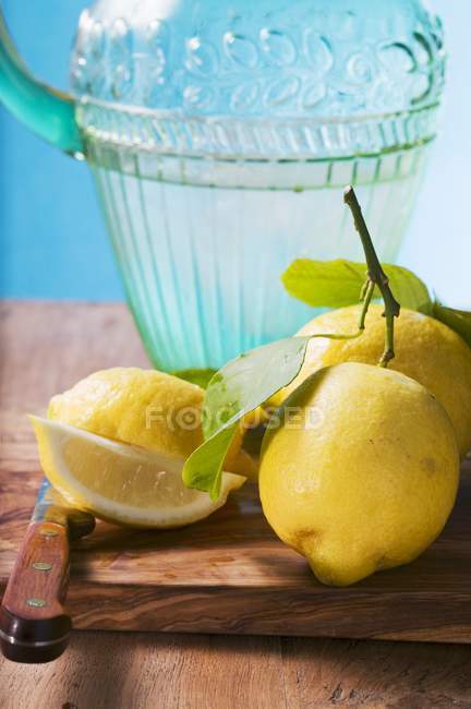 Frische Zitronen mit Blättern — Stockfoto