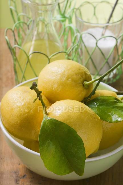 Limões frescos com suco de limão — Fotografia de Stock