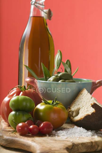 Tomates frescos sobre mesa de madera - foto de stock
