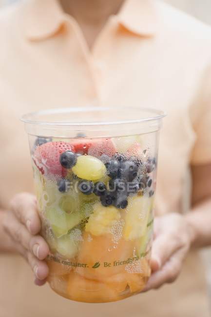 Femme exploitant une salade de fruits — Photo de stock